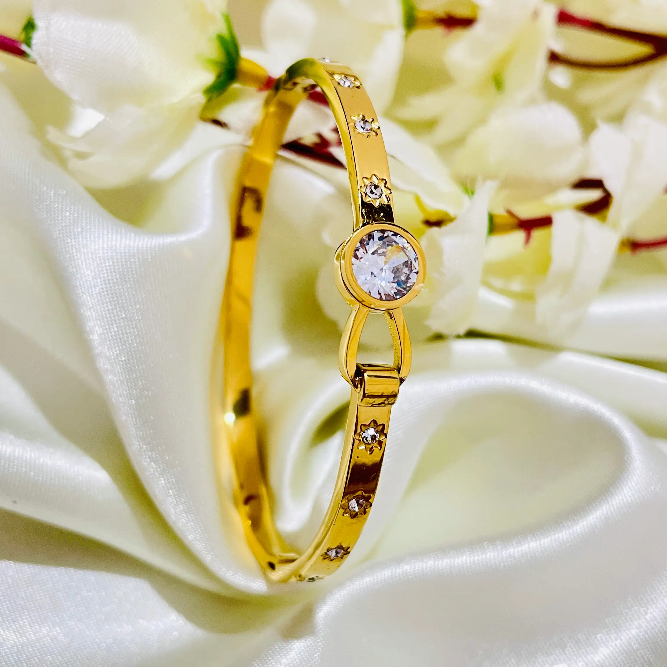 Solitaire Hook Spark Bracelet