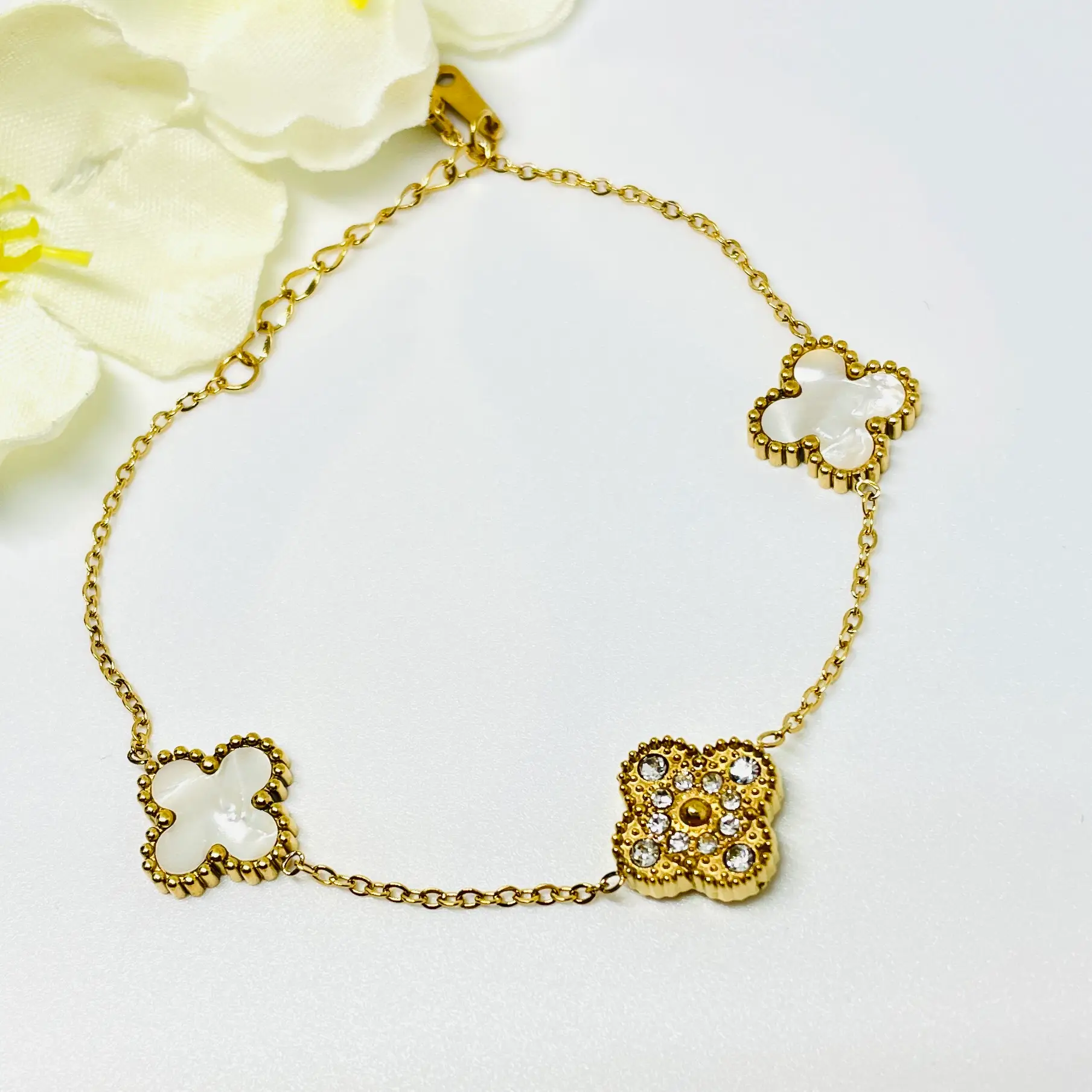 Studded Clover with White Blend Chain Bracelet