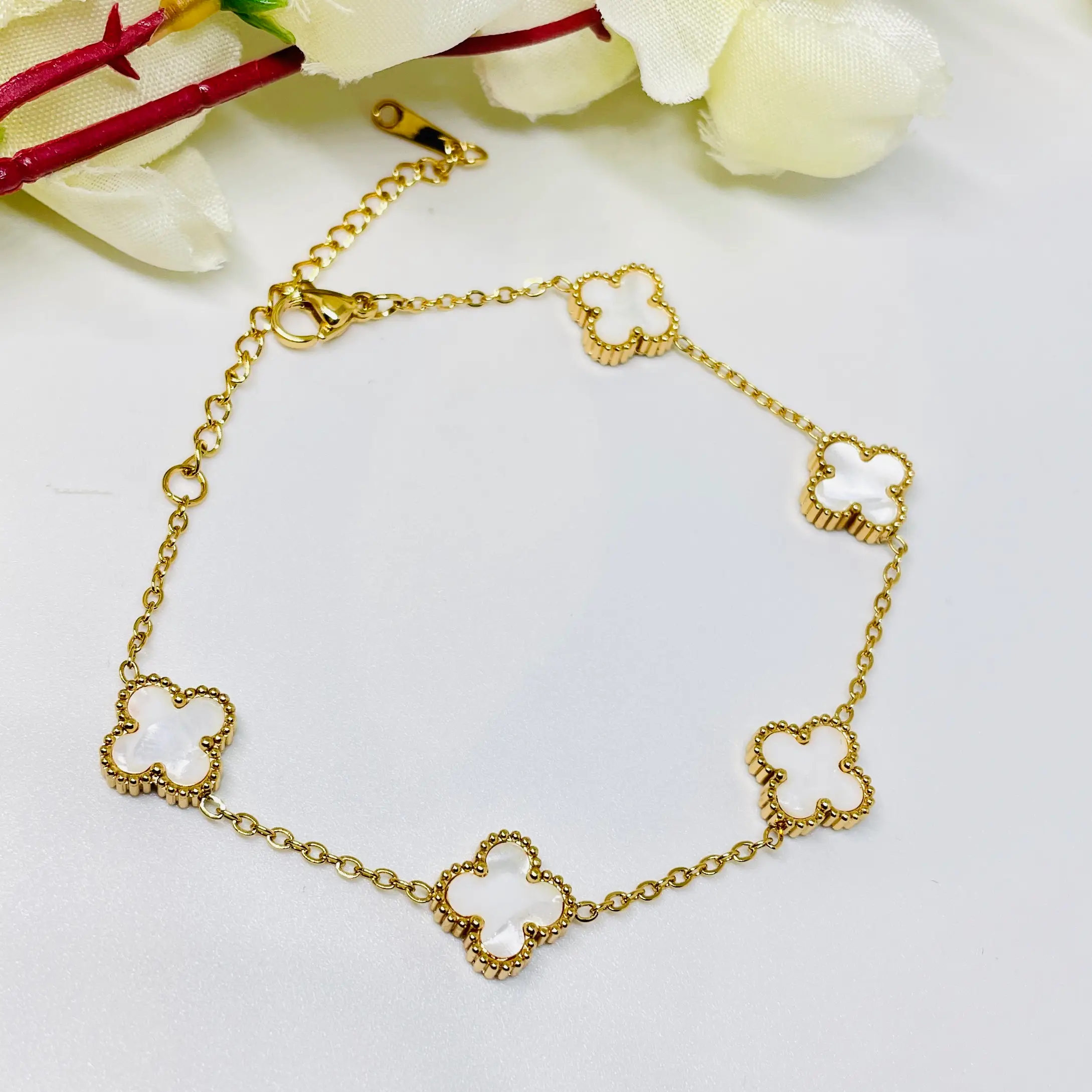 Two in One Clover Reversible Chain Bracelet - Image 4