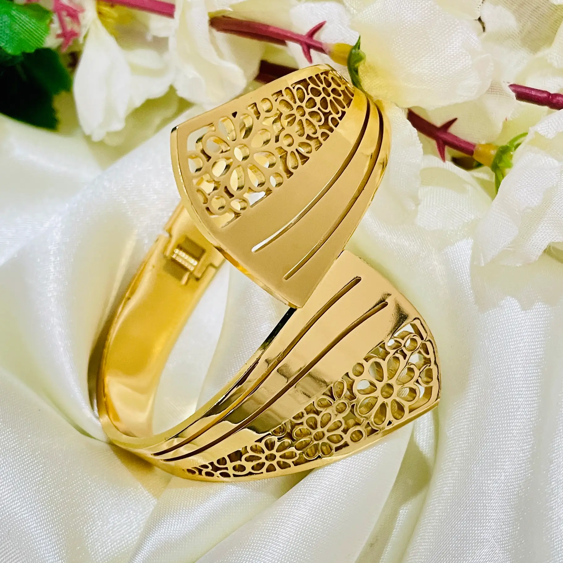 Lunara Luxe Hand Cuff