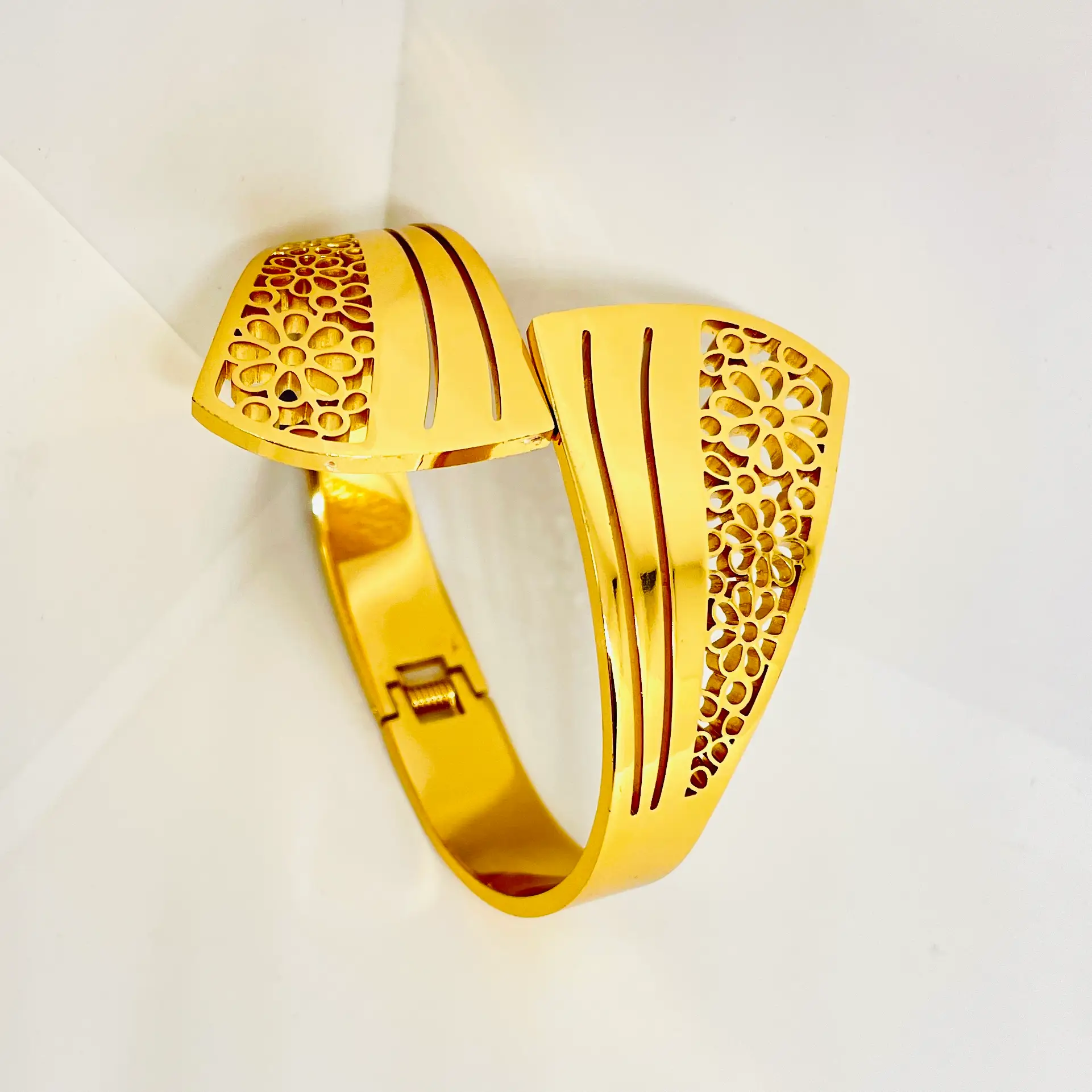 Lunara Luxe Hand Cuff - Image 3